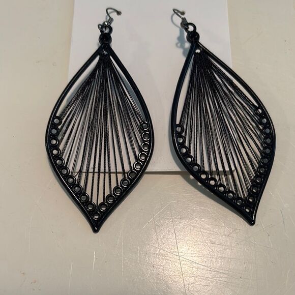 Jewelry - Elegant Black Leaf Earrings